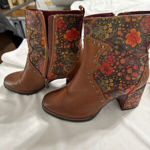 New Never worn L'artiste Boots Brown Floral Size 38 or 7.5